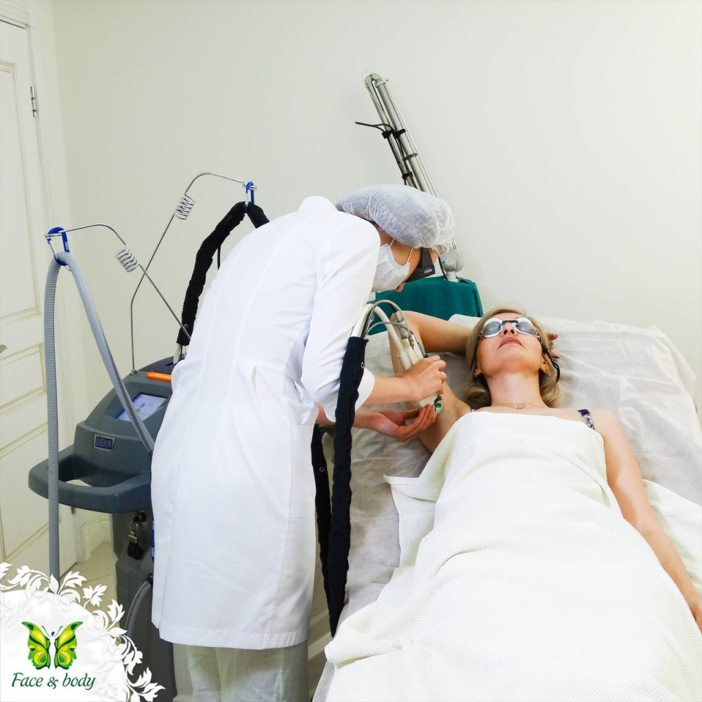 Врач-дерматовенеролог, косметолог Болгова Дарья Сергеевна выполняет процедуру лазерной эпиляции волос